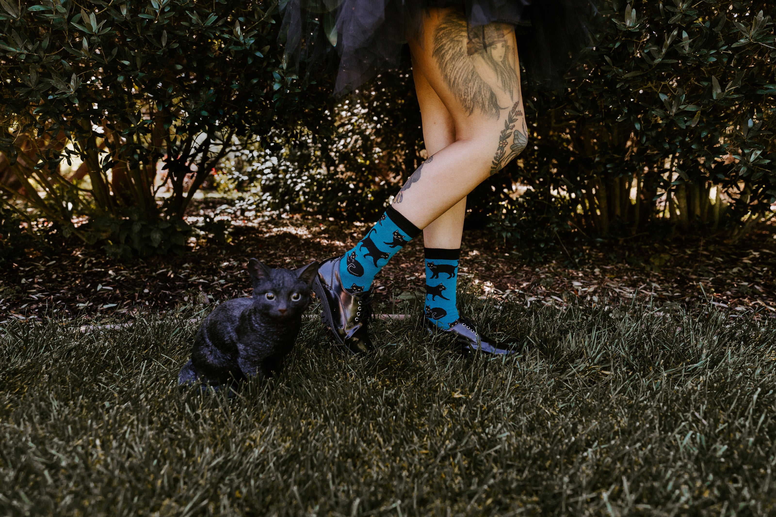 Breathable seamless toe bamboo socks with black cat print